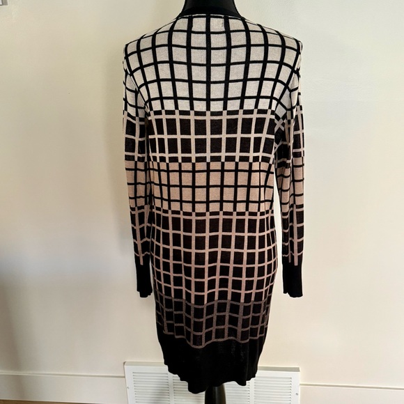 Elegant Black and Beige Grid Pattern Cardigan - Picture 3 of 7